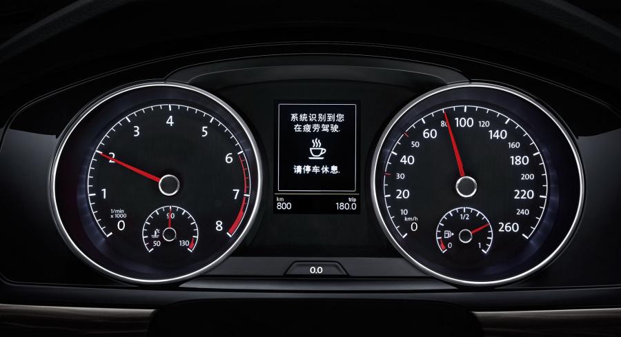 Панель приборов Volkswagen Lamando 2015 года  (фото 9 из 12)